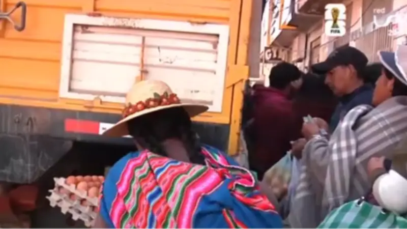 Paceños esperan en filas durante horas para comprar un maple de huevos